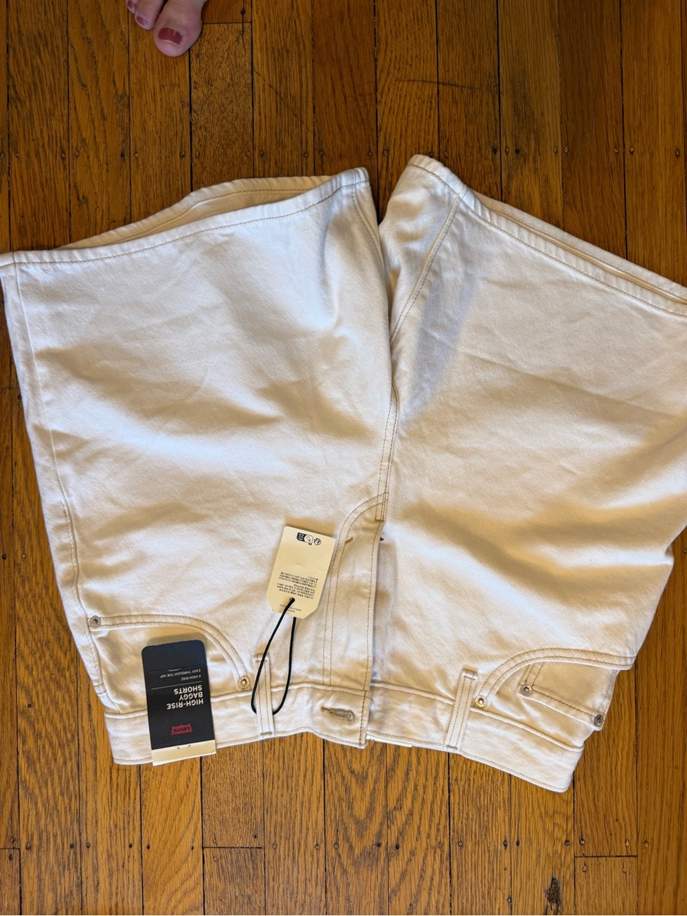 White Women's Levi high rise baggy short